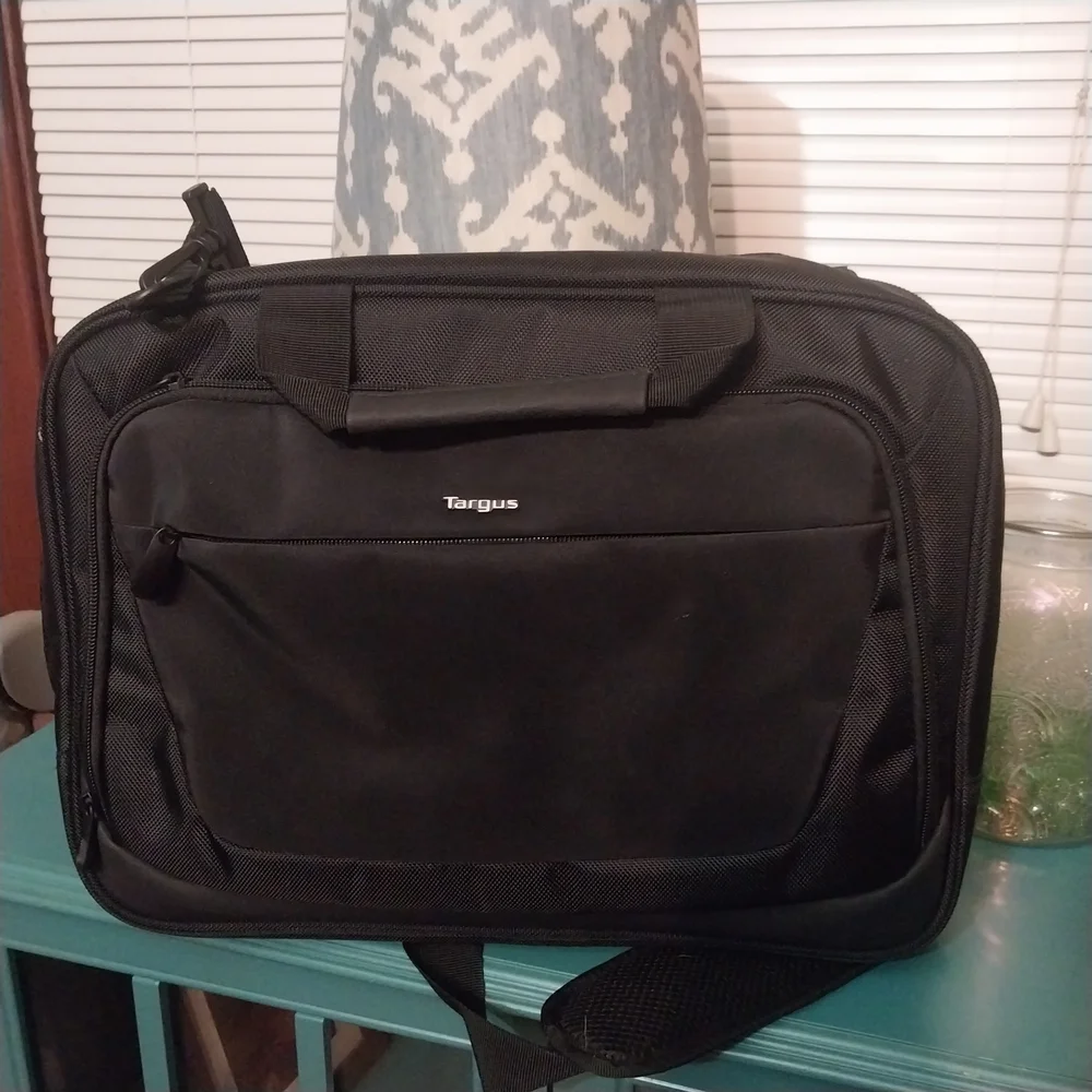 Brand New HP Laptop Charger With Targus Black Laptop Bag And Desk Lock.